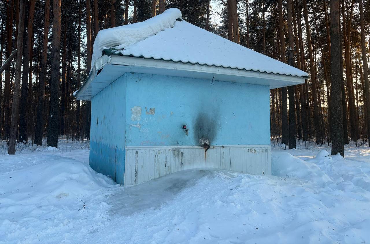 Жители Клубной жалуются на ледяной сталагмит, который не дает нормально набирать воду на роднике