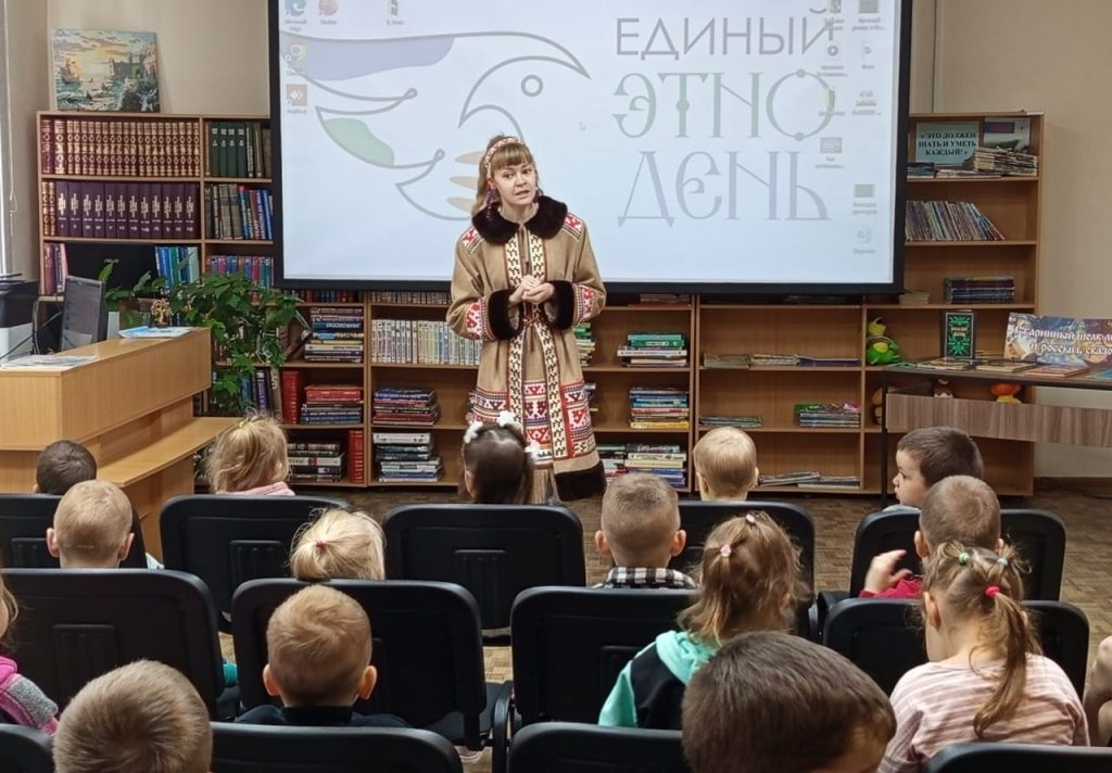 В Карпинске библиотекари рассказали детсадовцам о народах Урала