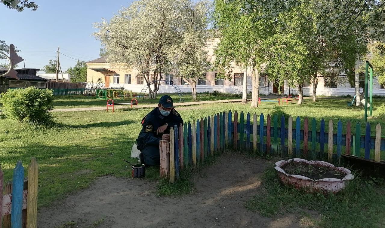 Работники ПСЧ покрасили в детском саду ограждения