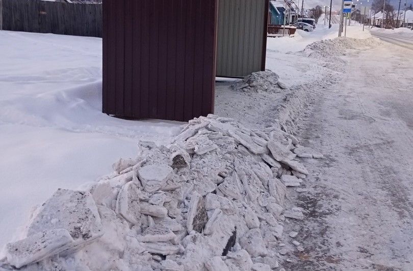 Горожанин остался недоволен последствиями работы грейдера на остановке по Пролетарской