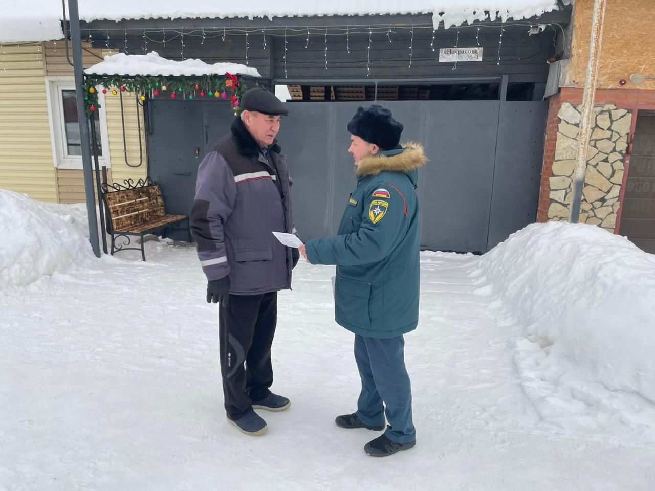Спасатели напомнили жителям частного сектора о правилах пожарной безопасности