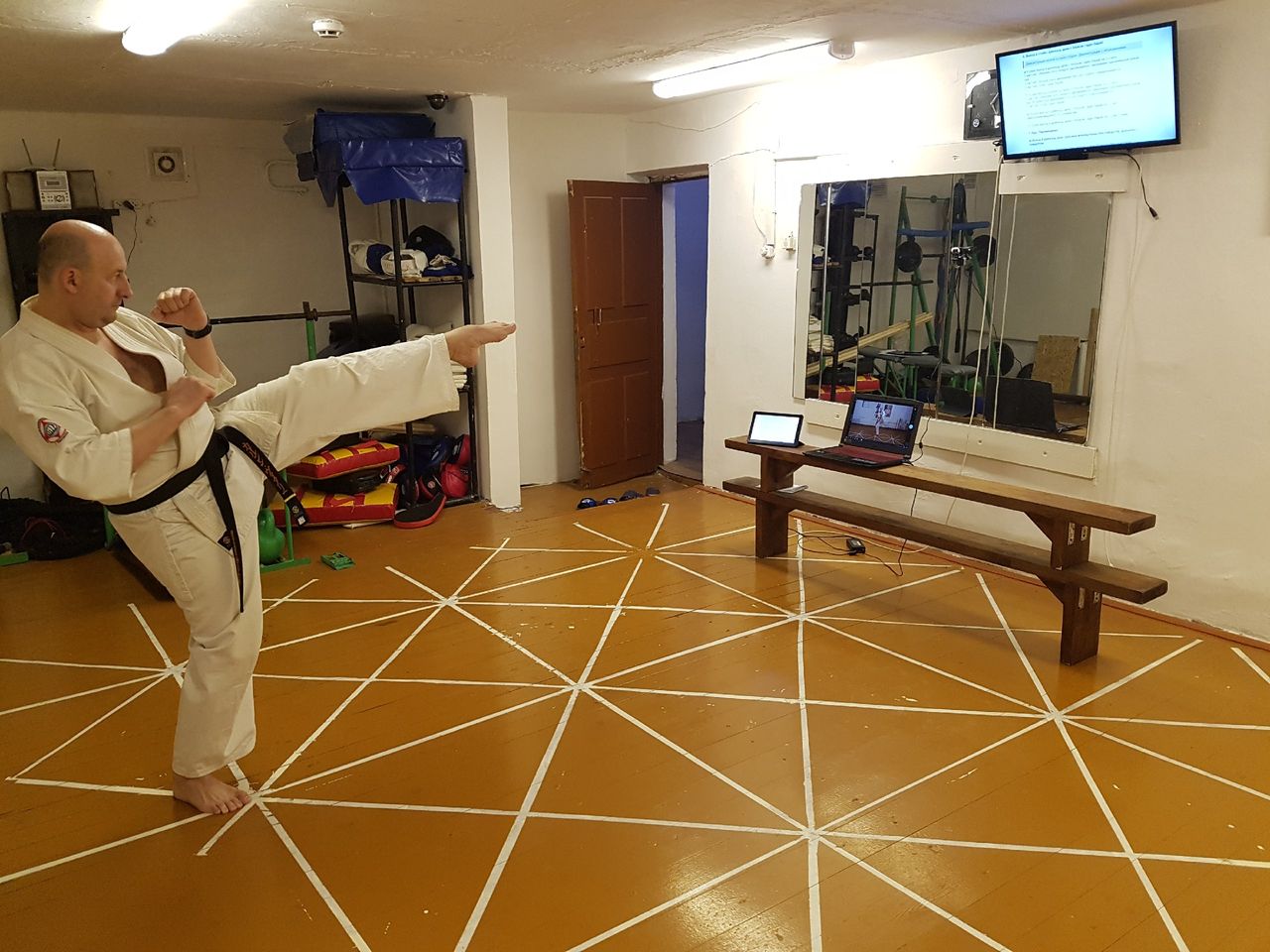 Руководитель детско-юношеского клуба по Киокушинкай каратэ-до проводит онлайн-тренировки для своих воспитанников