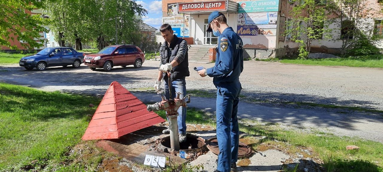 В Карпинске проверили пожарные гидранты