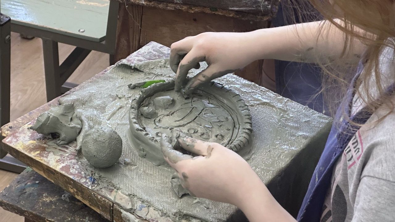 Воспитанницы карпинской Школы искусств стали лауреатами областного конкурса скульптуры