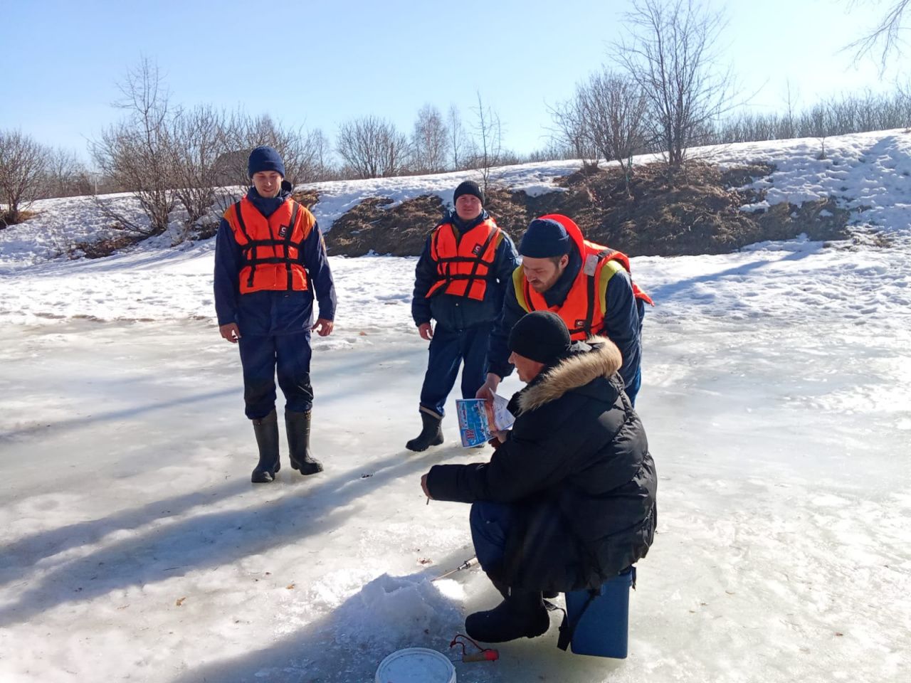 На весеннем льду все еще можно увидеть рыбаков. Спасатели предупреждают об опасности такого досуга