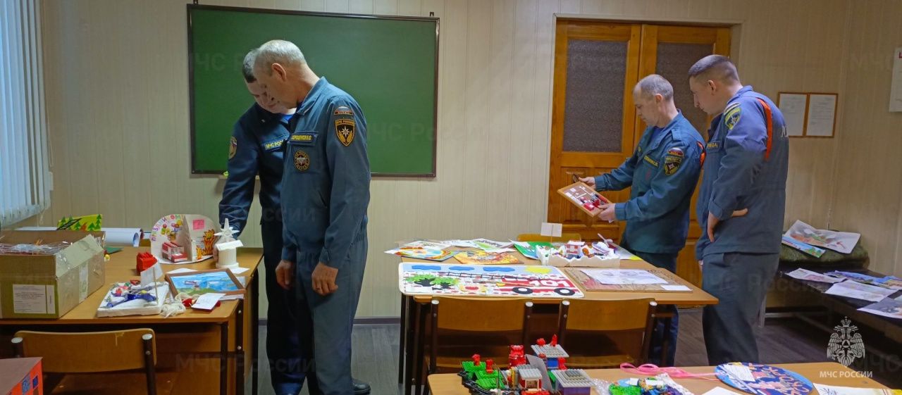 Карпинские школьники показали, какой видят работу пожарных через свои рисунки и поделки. Спасатели оценили