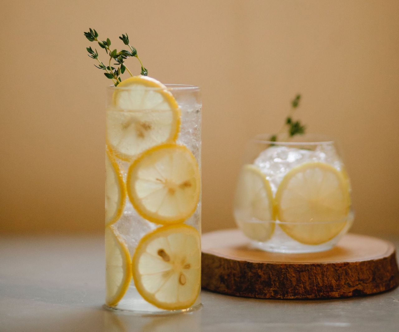 Вода, лимон и травы: эксперты назвали продукты, которые помогут освежить дыхание