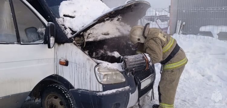 В Карпинске горела «ГАЗель», припаркованная возле строительного магазина