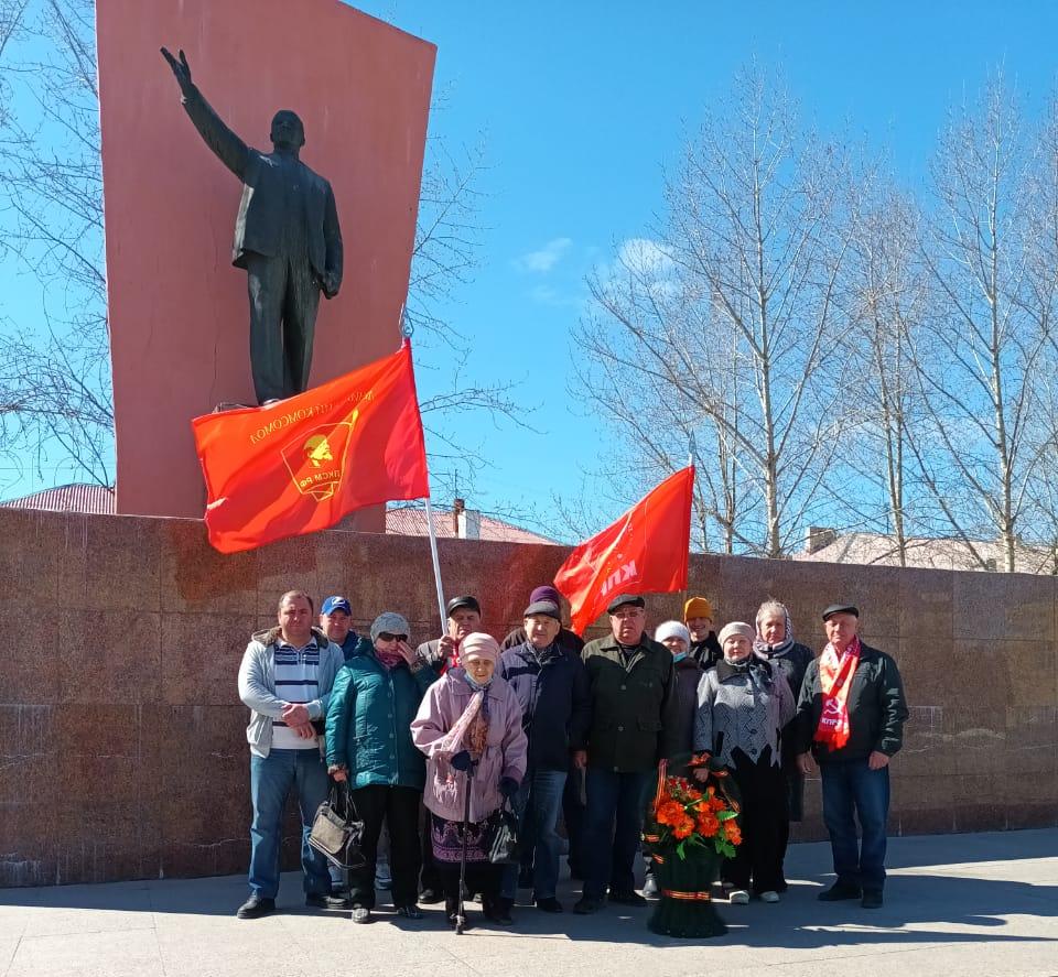 Карпинские коммунисты возложили цветы к памятнику Ленину