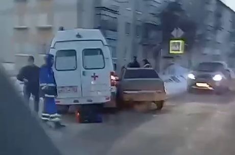 В Карпинске автомобиль скорой помощи попал в ДТП