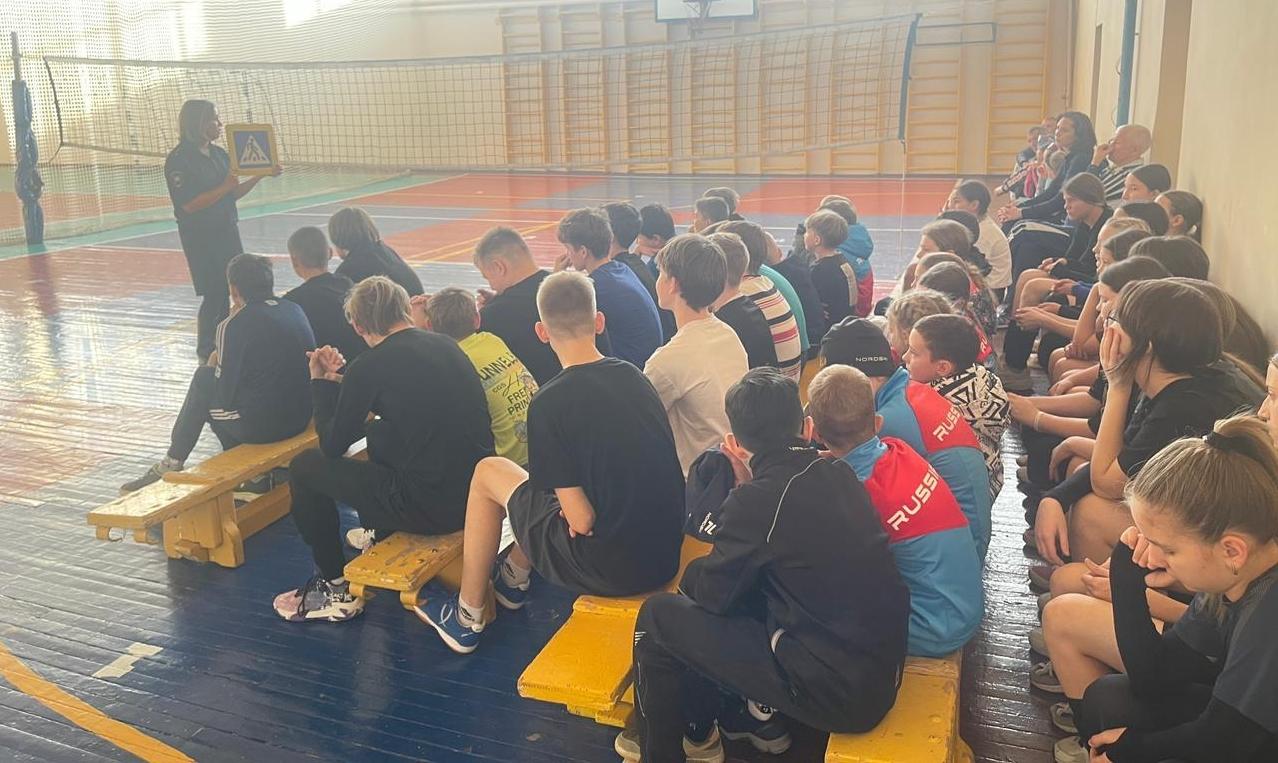 Сотрудники Госавтоинспекции наведались в спортшколу и провели там беседу с детьми