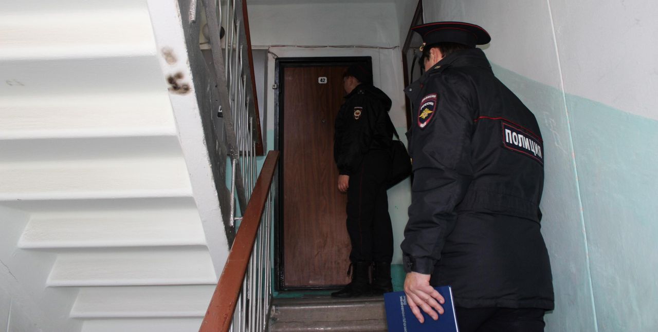 В Карпинске полицейские и приставы навестили должников