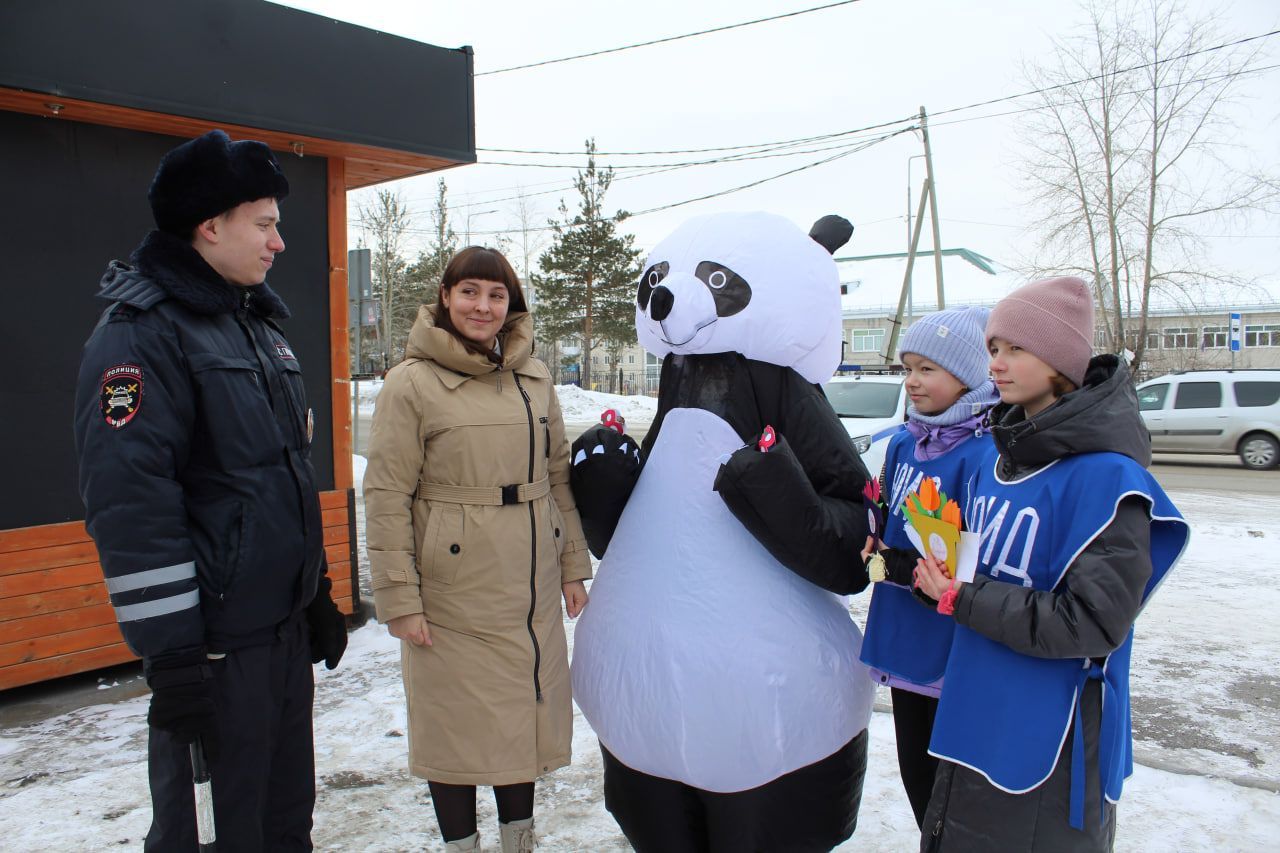 Юные инспекторы, «панда» и сотрудники ГИБДД поздравили автолюбительниц с наступающим женским днем