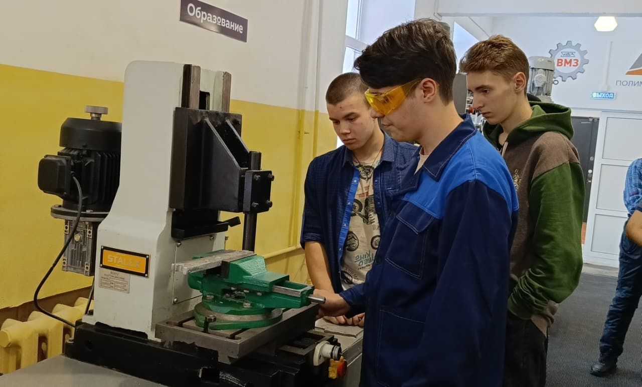 Студенты КМТ провели для школьников экскурсию в мастерской металлообработки