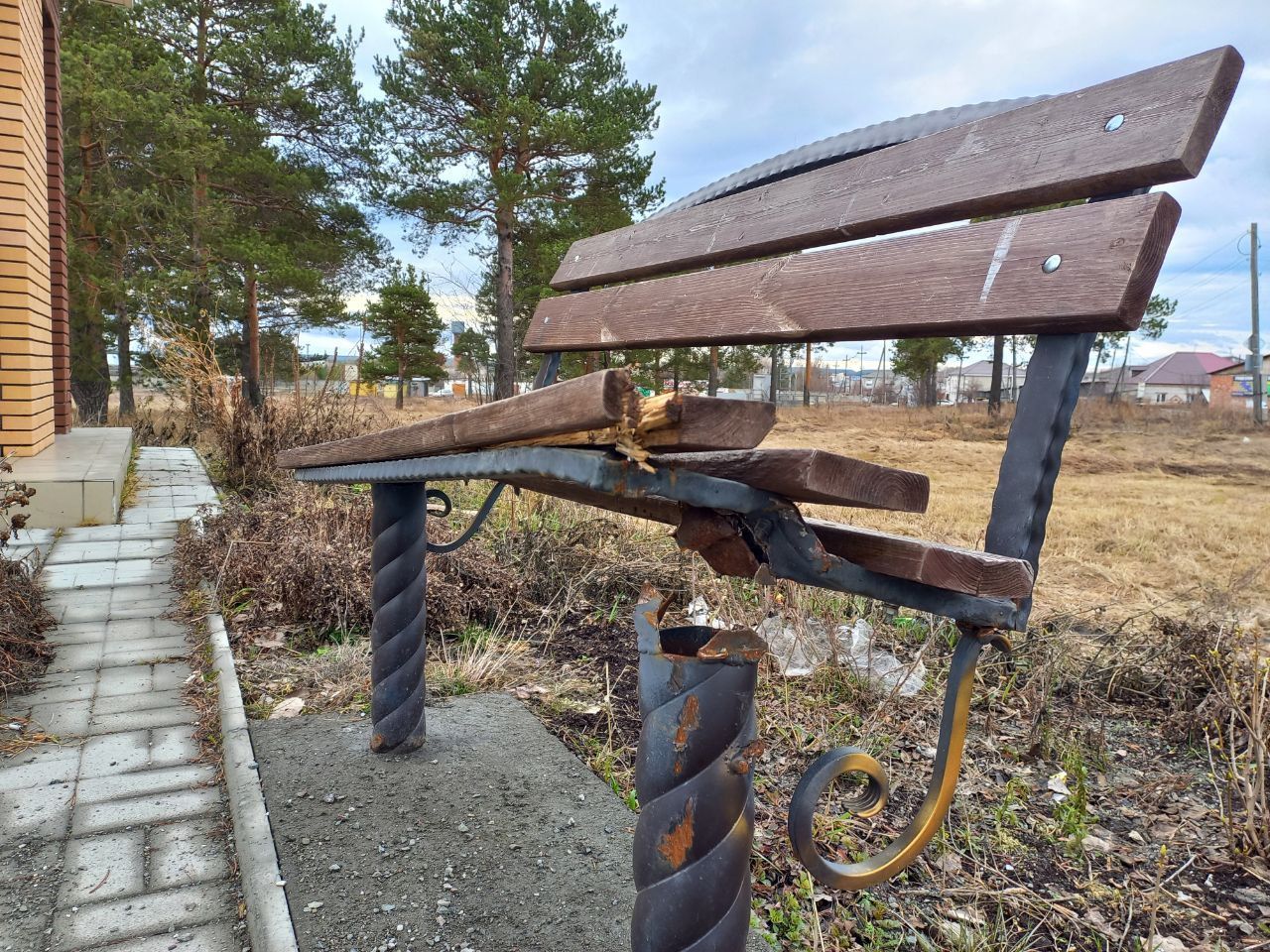 Скамейки у кладбищенской часовни требуют ремонта