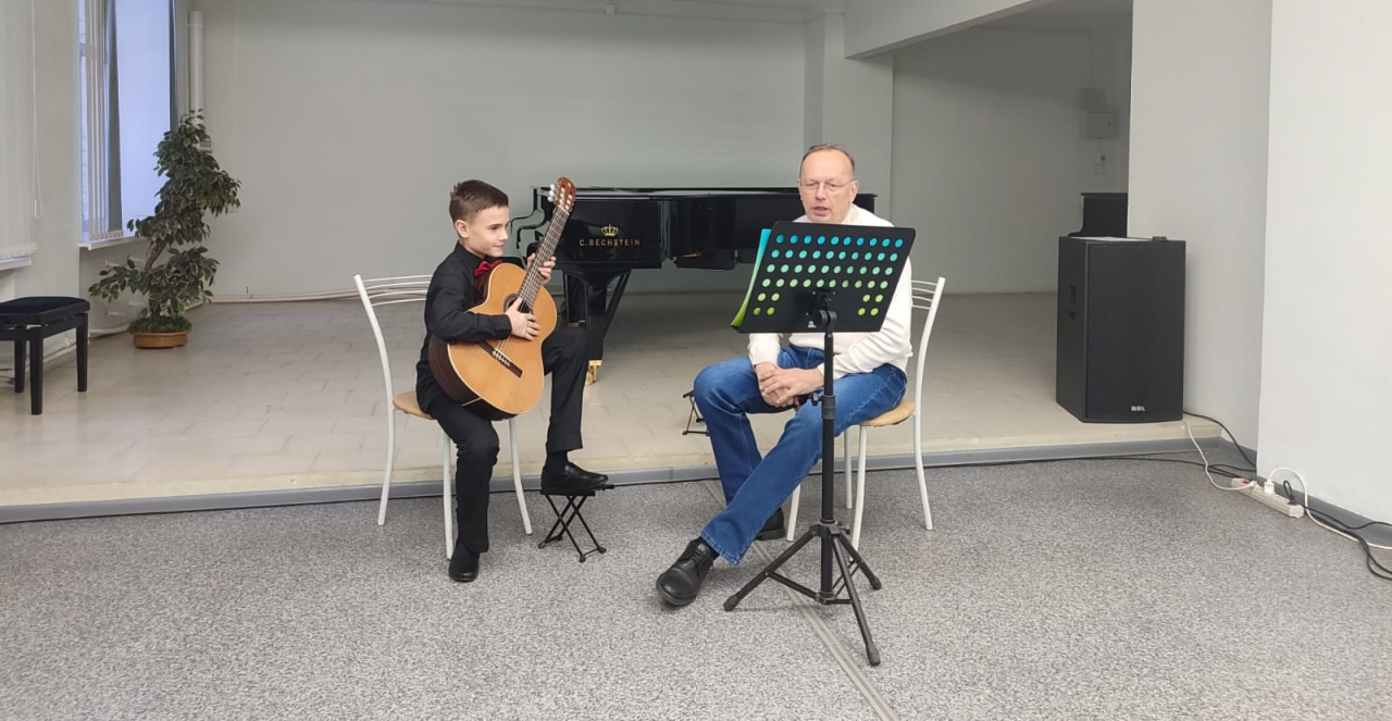 Карпинский гитарист взял первое место на музыкальной олимпиаде в соседнем городе