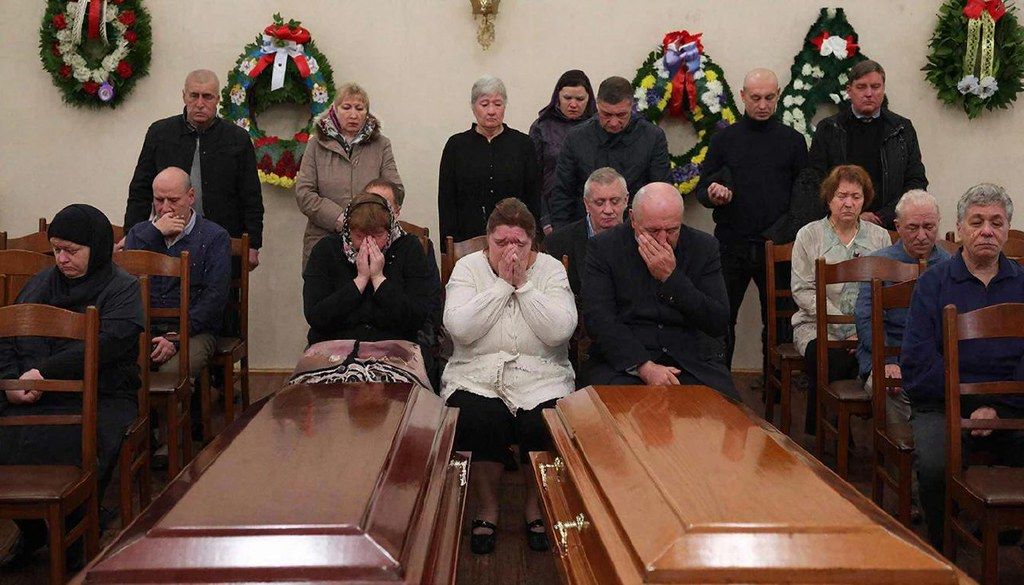 “Гробы опускаем синхронно”. “Обряд” – об организации групповых погребений