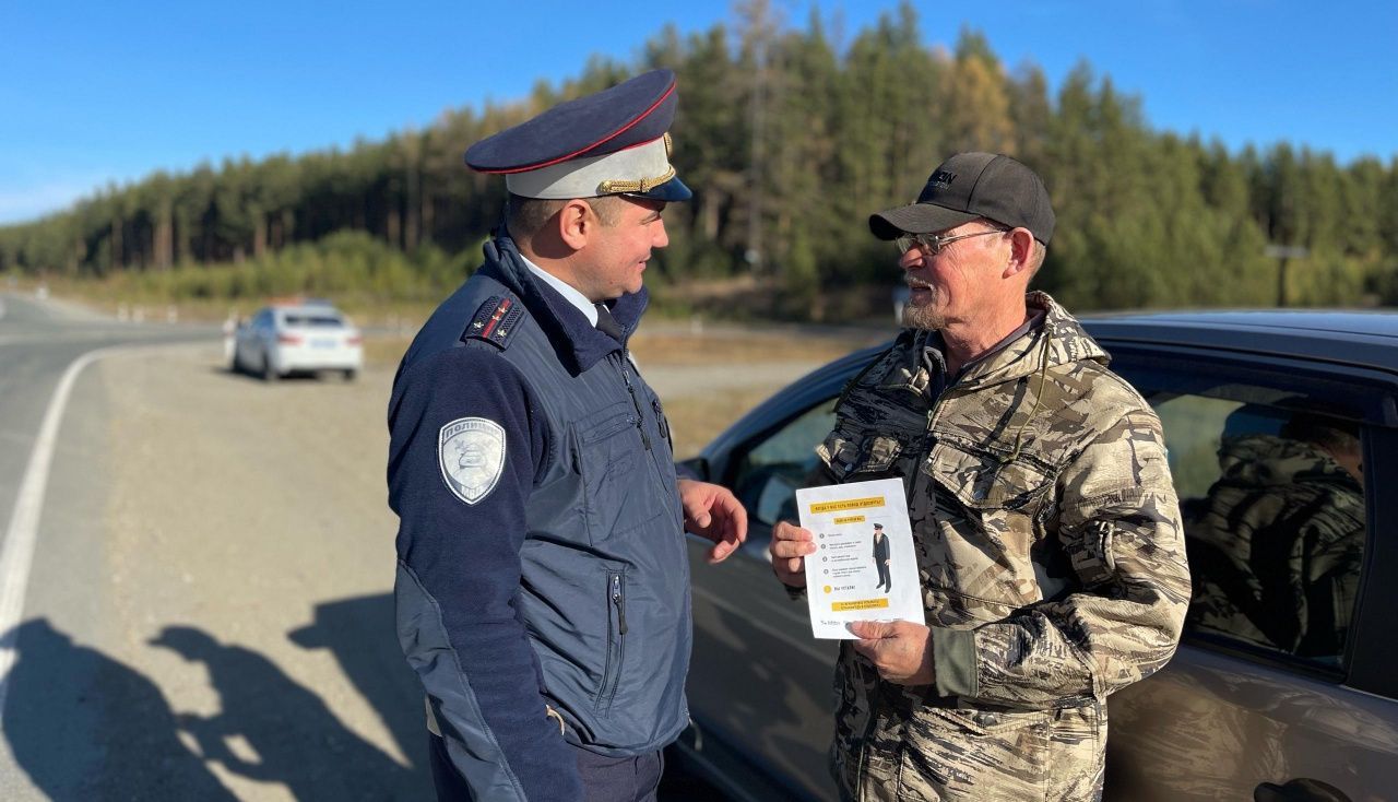 Сотрудники ГАИ останавливали автомобили на трассе, чтобы напомнить о замене резины на зимнюю
