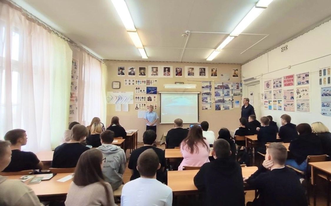 Инспектор ГАИ провела для карпинских студентов лекцию о соблюдении ПДД