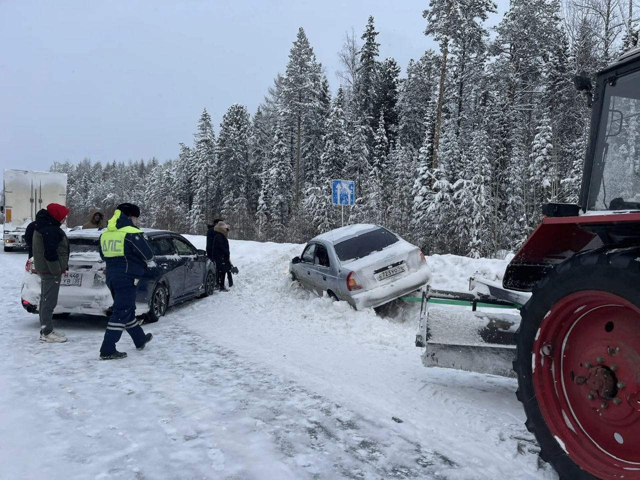 В череде ДТП пострадали шесть авто: подробности аварий на трассе между Карпинском и Волчанском