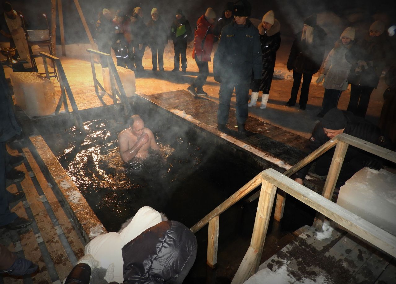 В этом году в проруби на карпинском карьере искупались около 200 человек