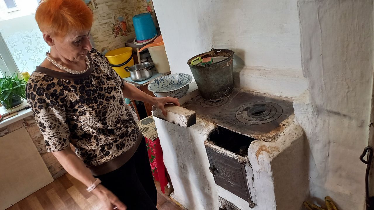 «Кирпичи выпали, плита треснула». Карпинская пенсионерка уже полгода ждет обещанного ремонта печи