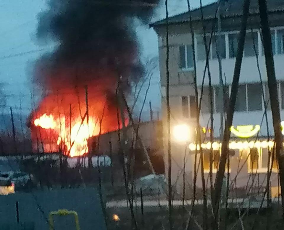В Карпинске горел частный гараж. Площадь пожара составила почти 150 кв. м