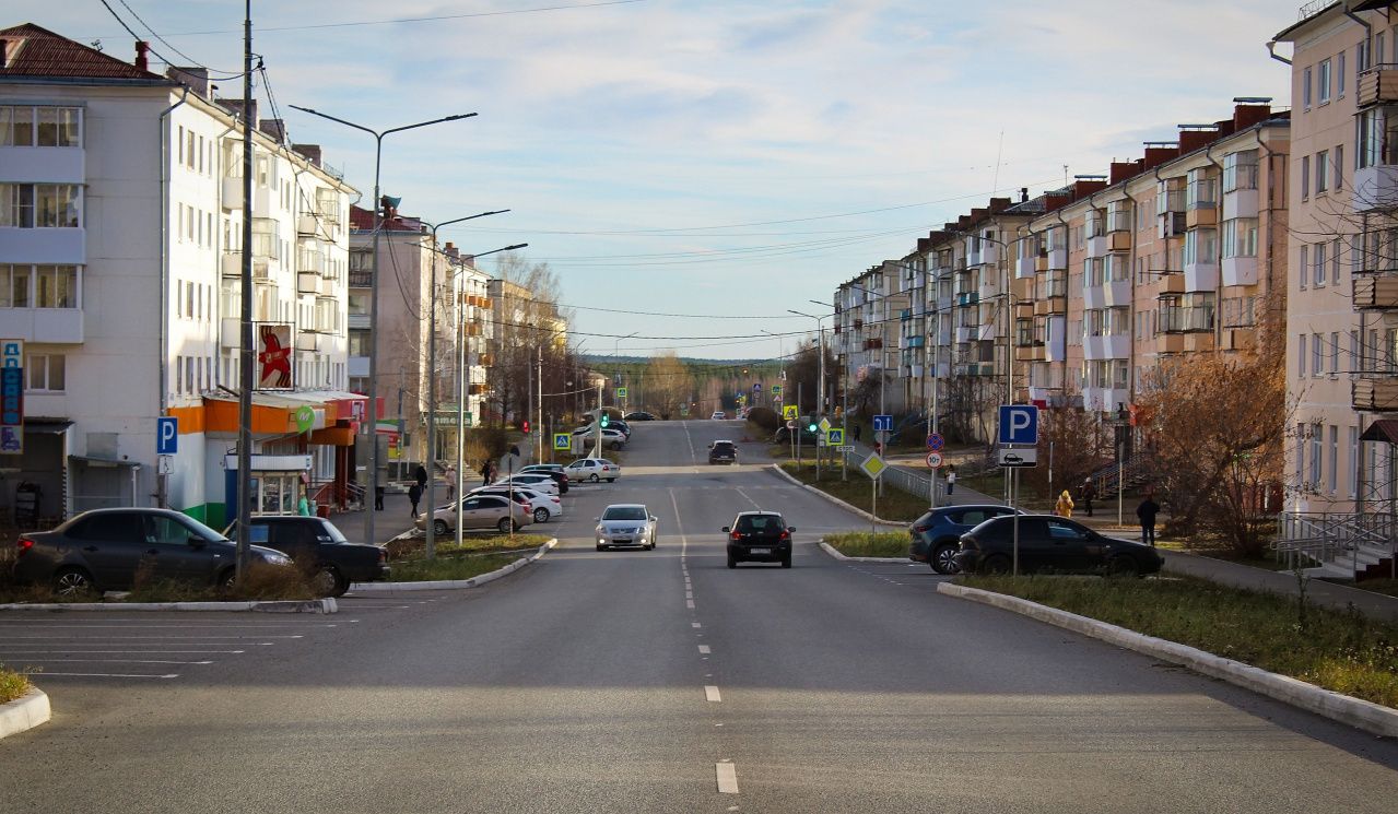 Замглавы по ЖКХ Олег Бурков о разбитой остановке и последних работах на «Гостевом маршруте»