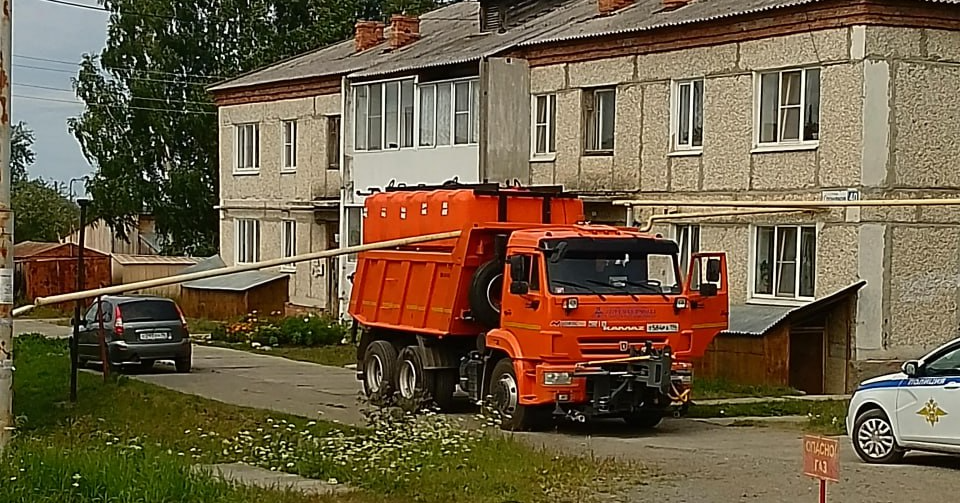 В Карпинске коммунальная спецтехника снесла газовую трубу