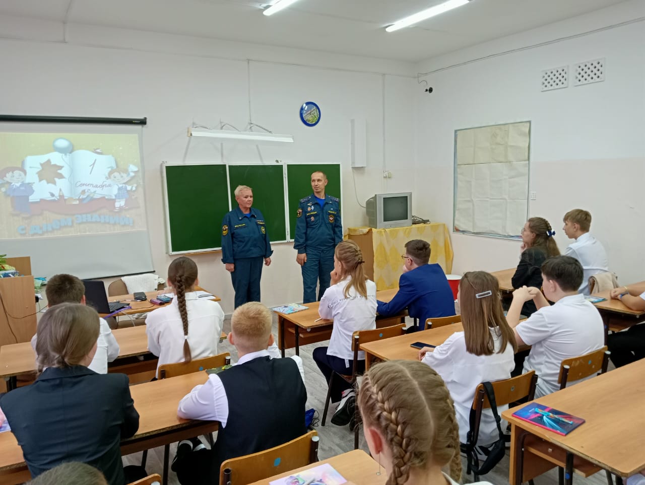 Работники пожарной охраны провели 1 сентября вместе со школьниками