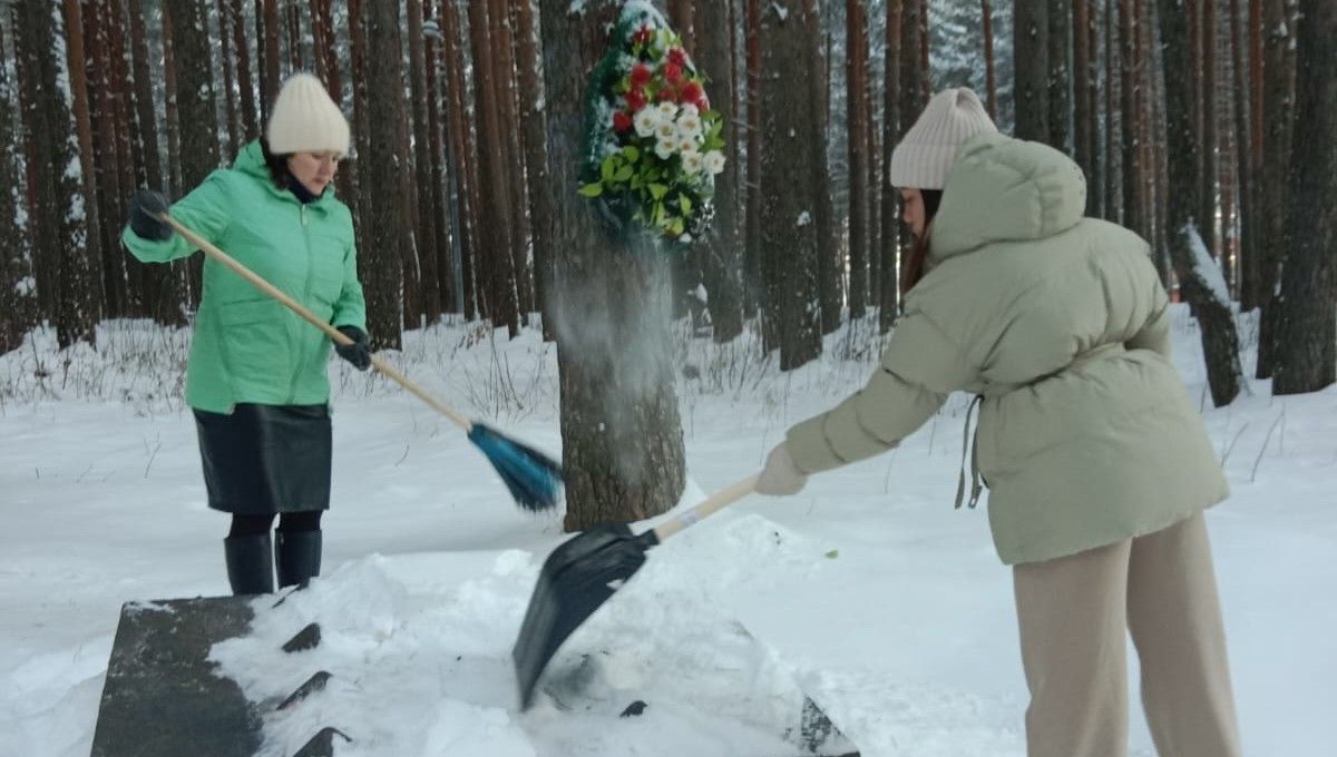 Сотрудники музея привели в порядок памятники в Комсомольском парке