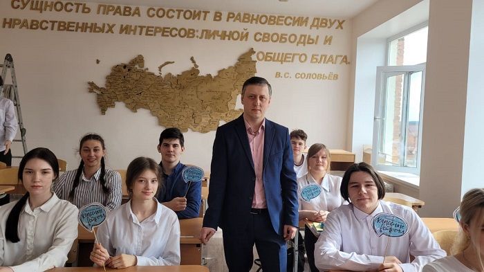 Председатель ГТИК встретился со старшеклассниками школы №2 и подарил им Конституцию