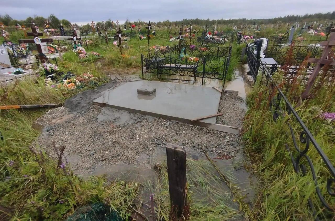 Городское кладбище в юго-восточной части Карпинска снова заливает водой