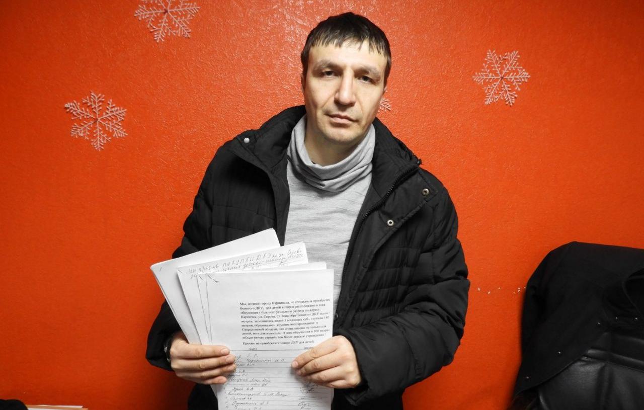 Депутат Дмитрий Дума взял на контроль вопрос с подключением двухэтажек в центре Карпинска к отоплению