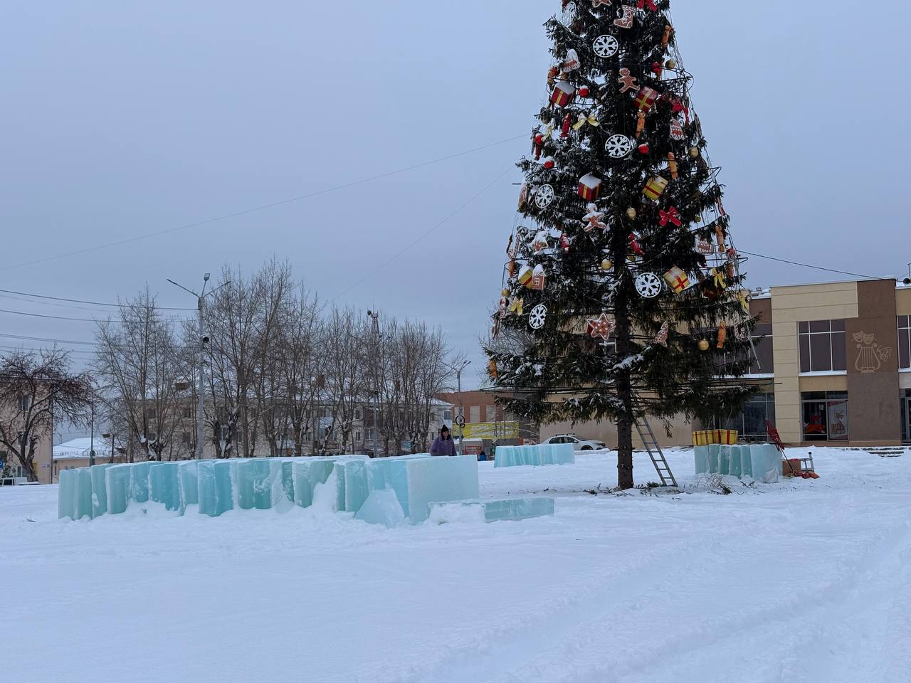 На центральную площадь Карпинска уже завезли стройматериалы для ледового городка