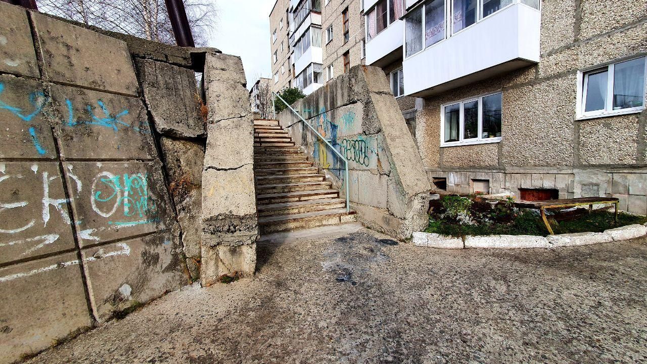 Ремонтом лестницы и подпорной стены во дворе на Мира займется фирма из Нижнего Тагила