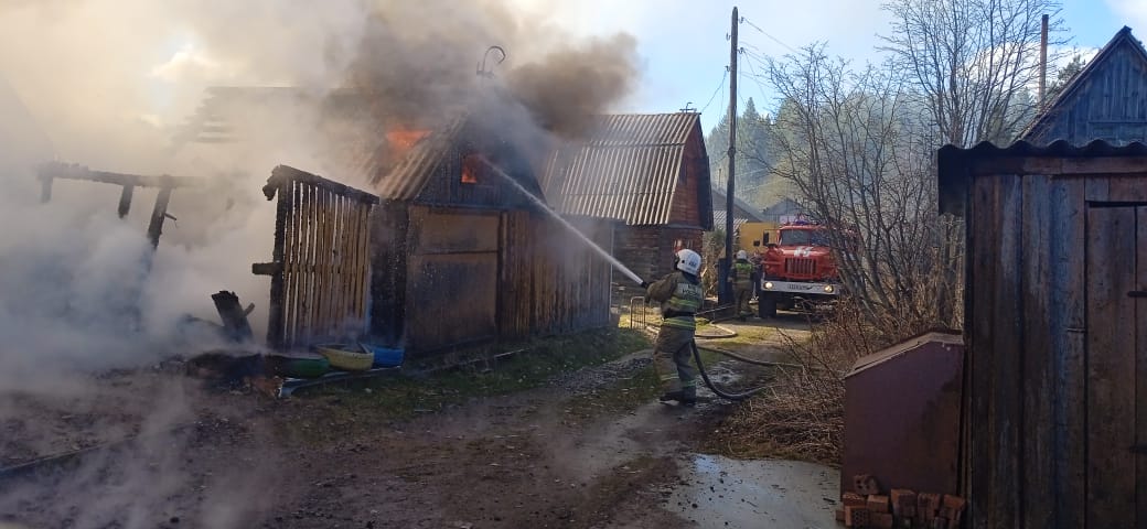 Сегодня в карпинском саду горели два садовых домика и баня 