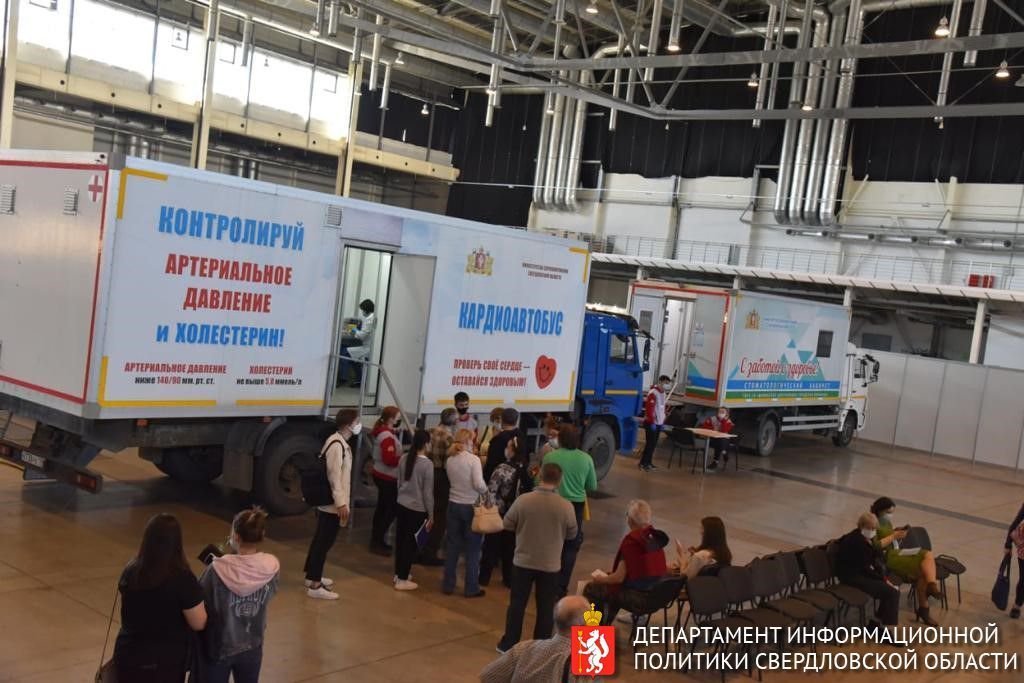 Рекордное количество уральцев проверили здоровье на медицинской выставке, которую открыл Евгений Куйвашев
