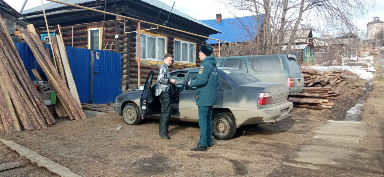 Спасатели напомнили карпинцам о пожарной безопасности в весенне-летний период