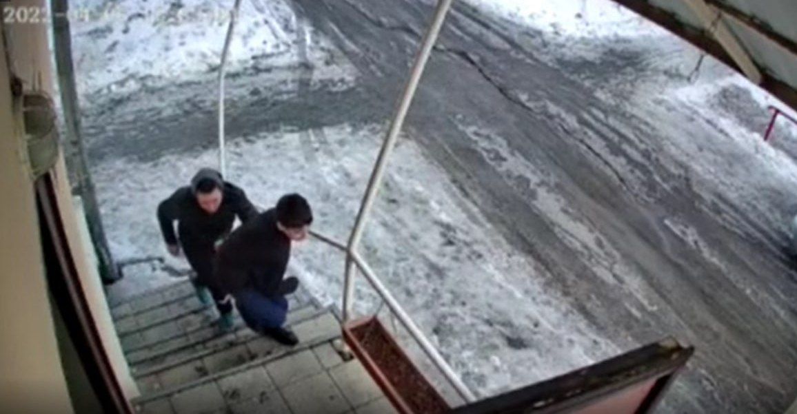 В Карпинске подростки испортили товар в магазине и «послали» продавца