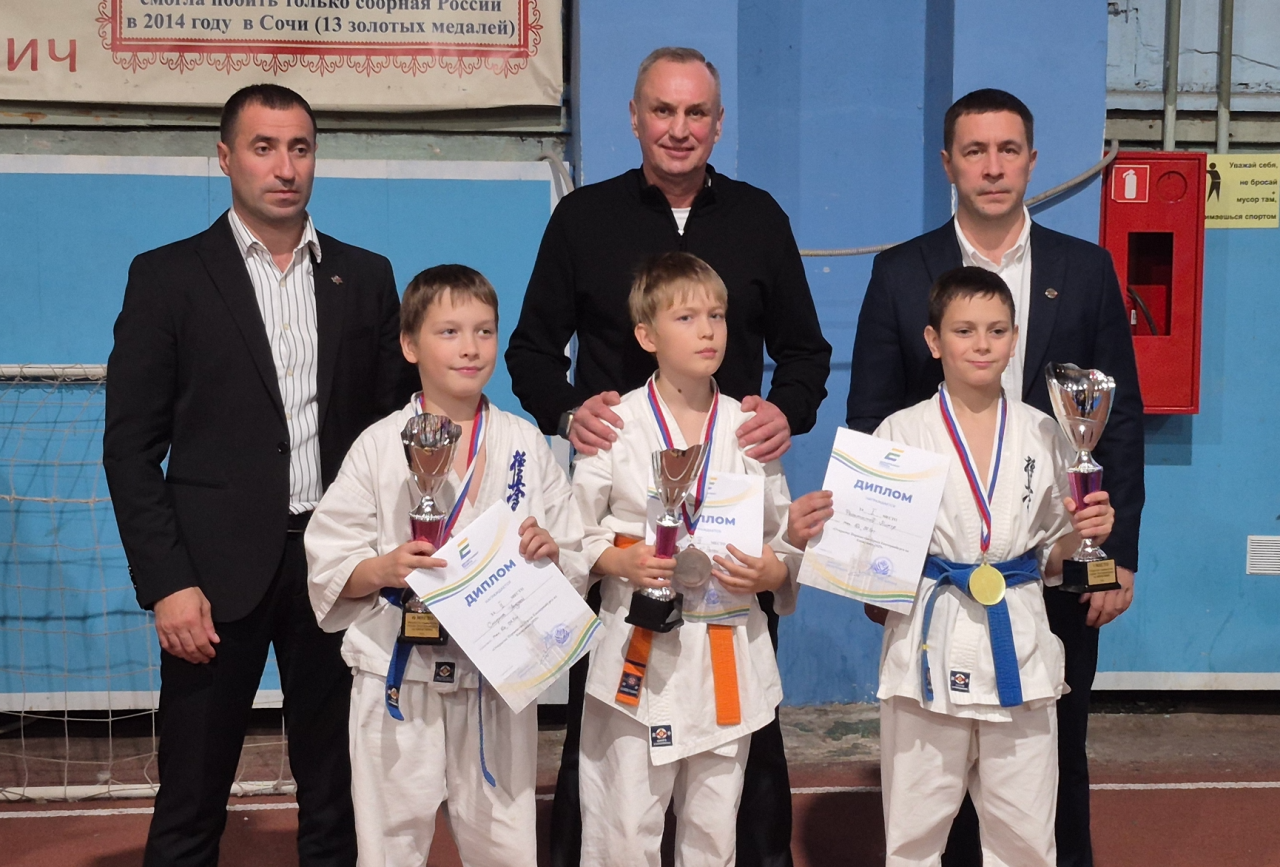 Карпинские каратисты привезли из Екатеринбурга пять медалей