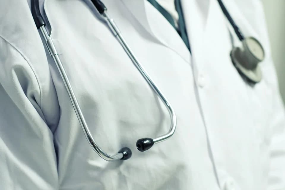 Фельдшер, врач и медсестра: публикуем список свежих вакансий