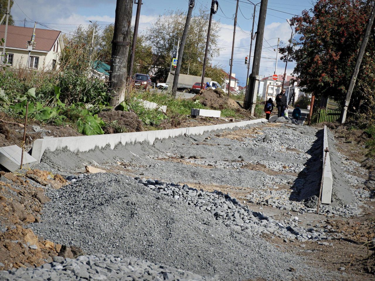 Начался ремонт тротуаров на Карпинского, ведущих к Эльмашу