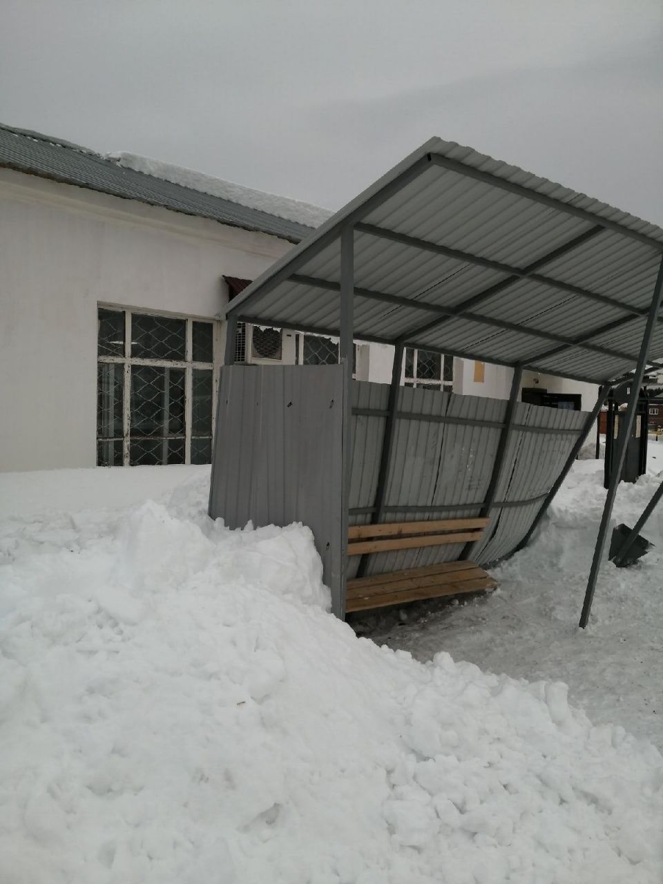 В Карпинске снег упал с крыши и сломал остановку