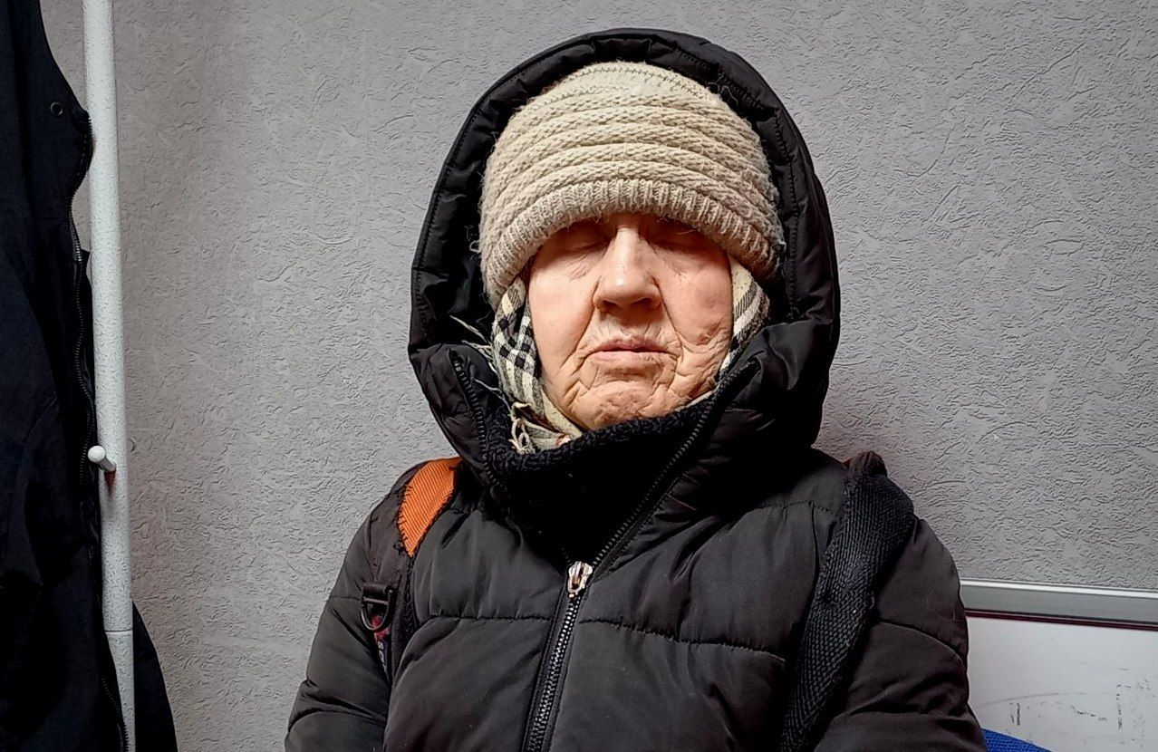 Пенсионерка с гипертонией просит властей поторопиться с ее переселением с четвертого этажа на первый