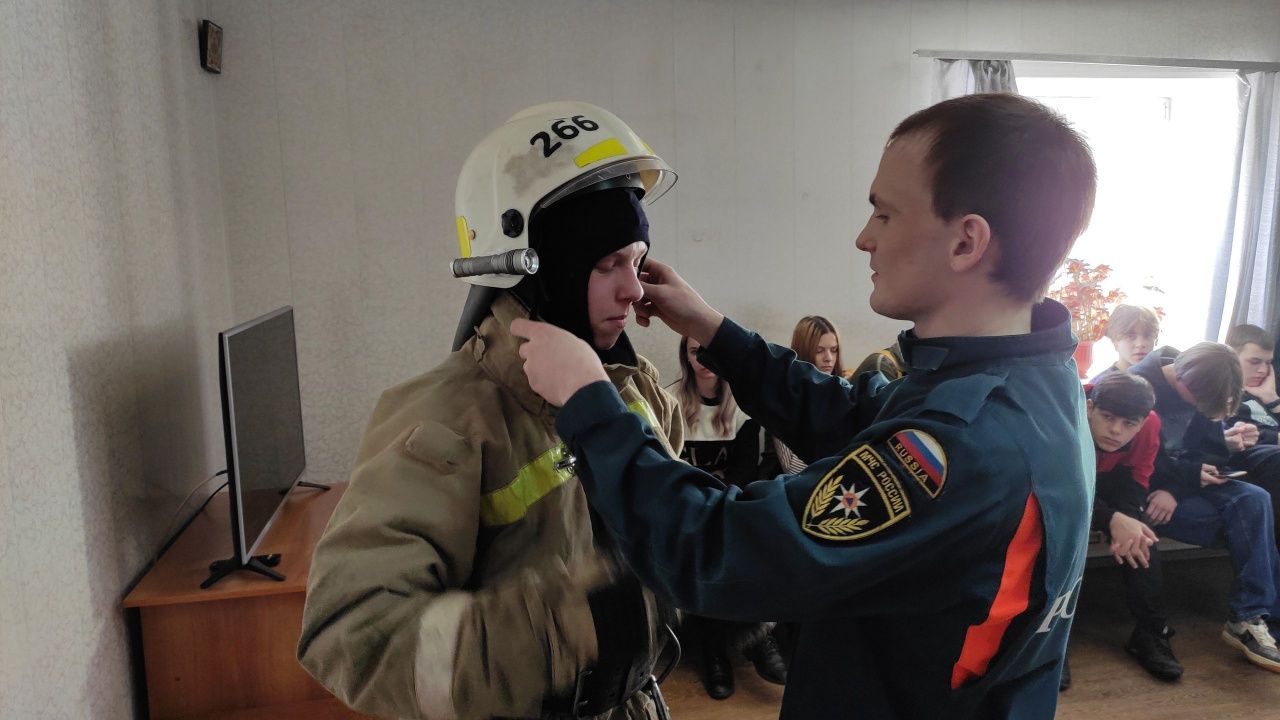 Карпинские пожарные показали свою технику студентам КМТ