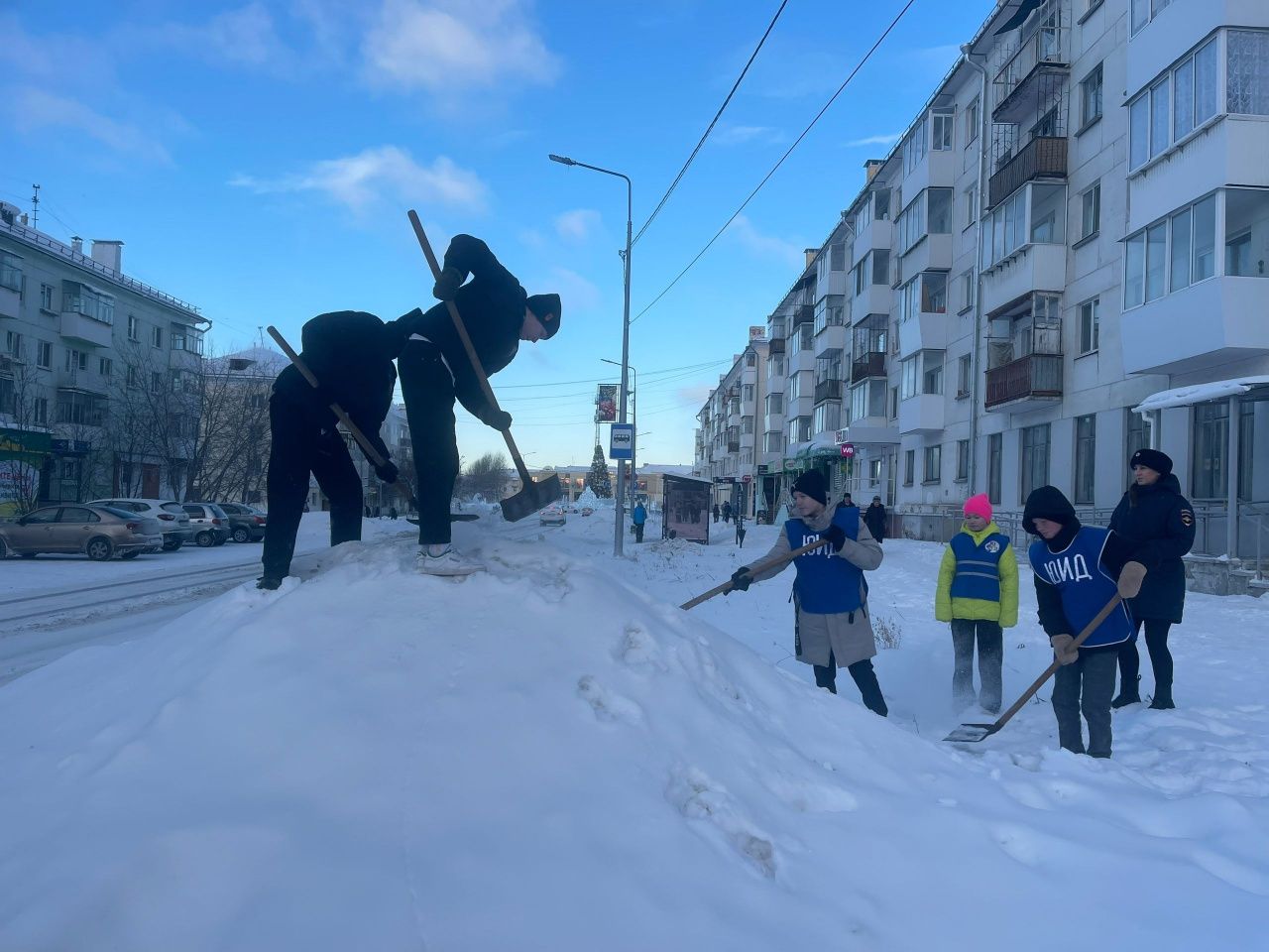Карпинские школьники взяли лопаты и раскидали снежные навалы рядом с проезжей частью