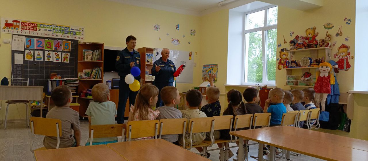 В День защиты детей карпинские пожарные наведались в детский сад №25