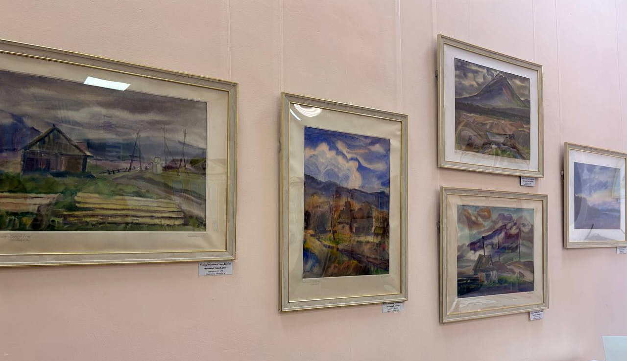 В музее открылась выставка картин основателя карпинской художественной школы