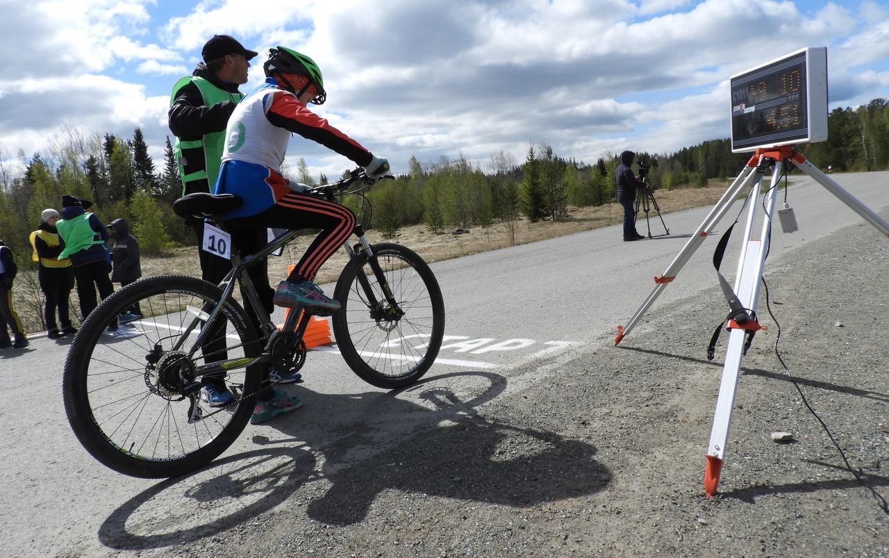 Профессионалы и любители велоспорта устроили гонки на кытлымской дороге
